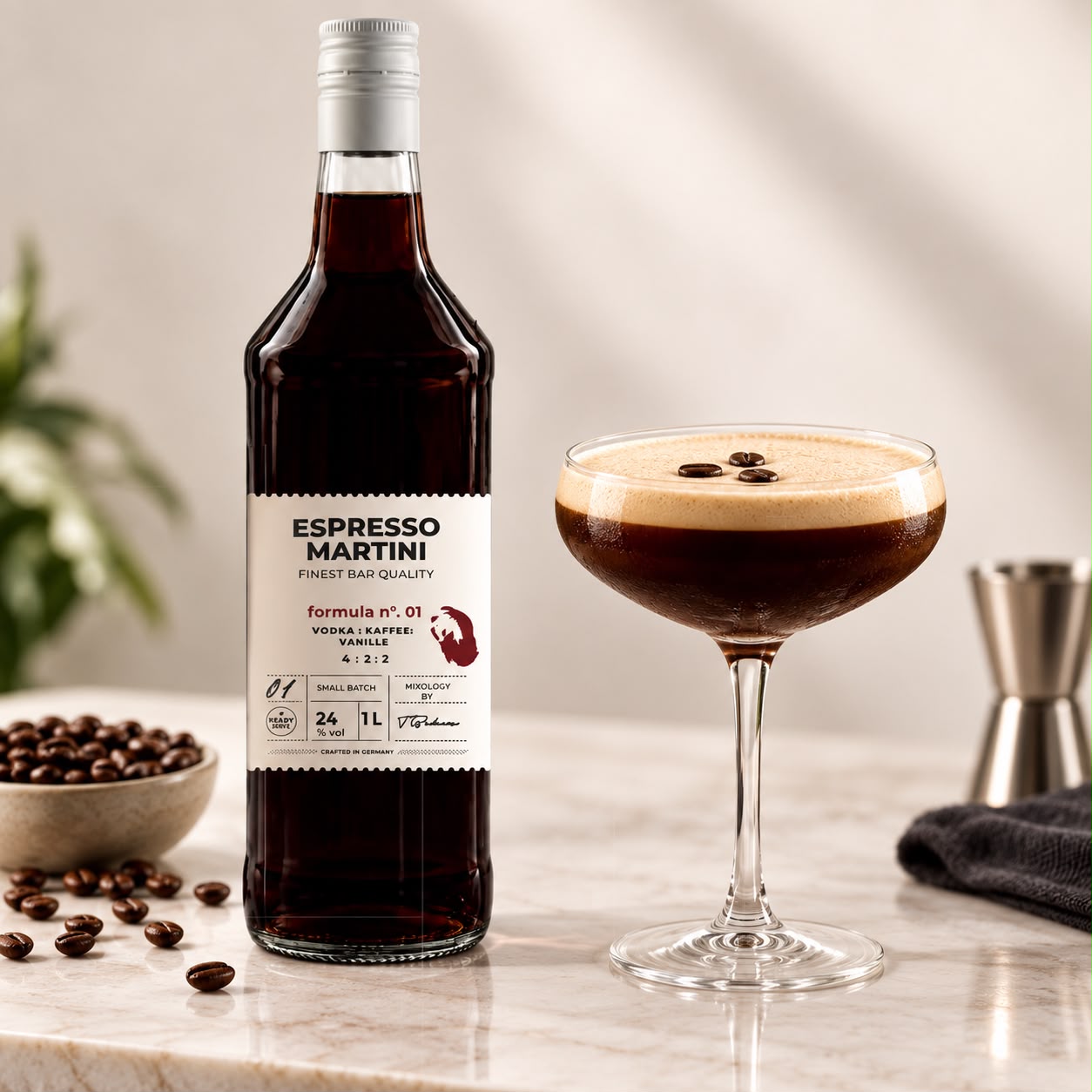 Espresso Martini: 1-Liter-Flasche READY TO SERVE und servierte Cocktailschale mit Kaffeebohnen